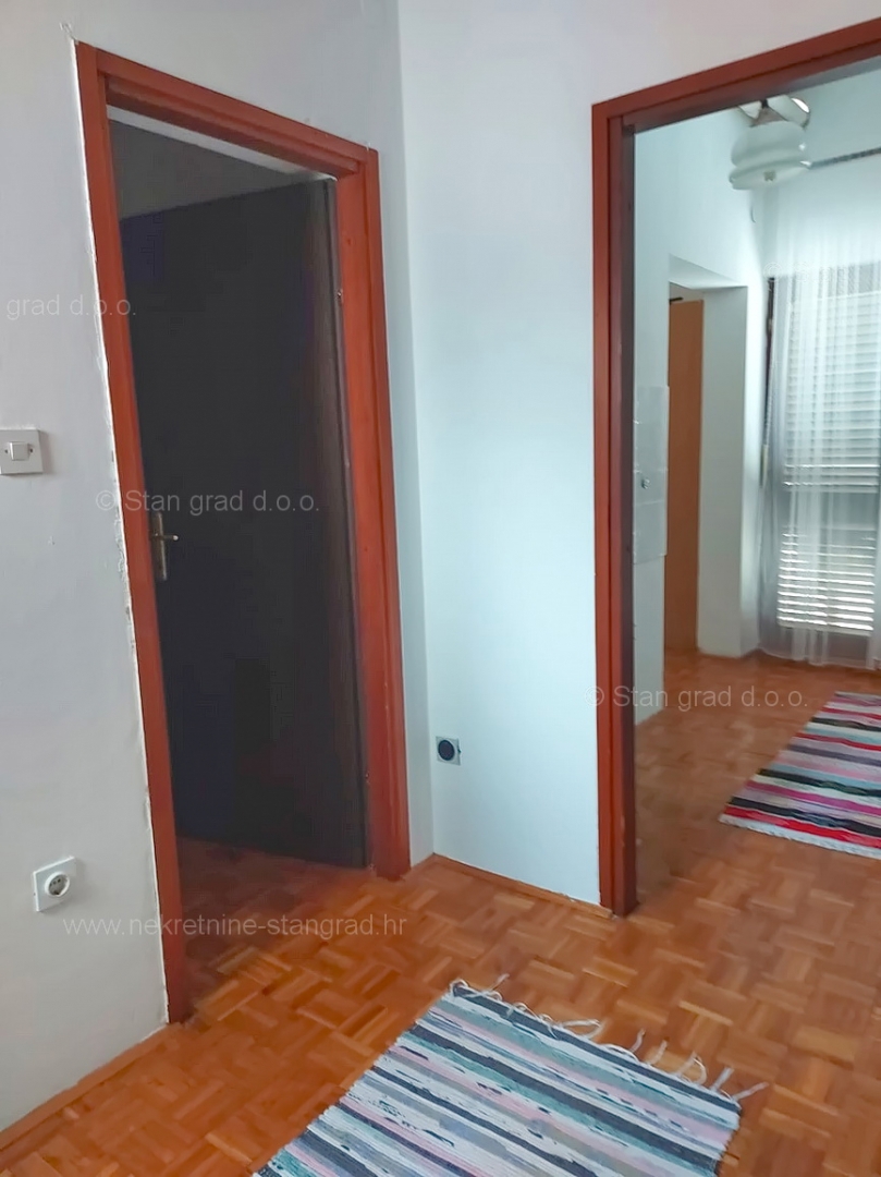Njivice, samostojna hiša s tremi stanovanjskimi enotami in vrtom!