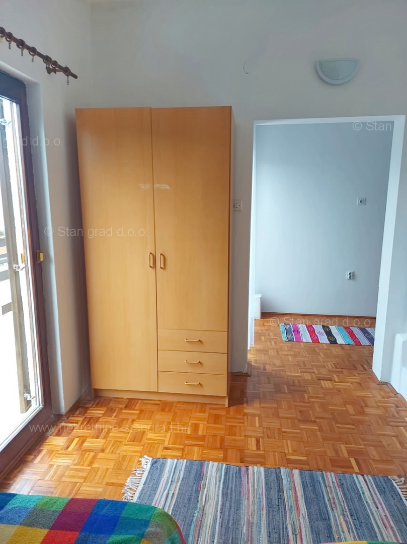 Njivice, samostojna hiša s tremi stanovanjskimi enotami in vrtom!