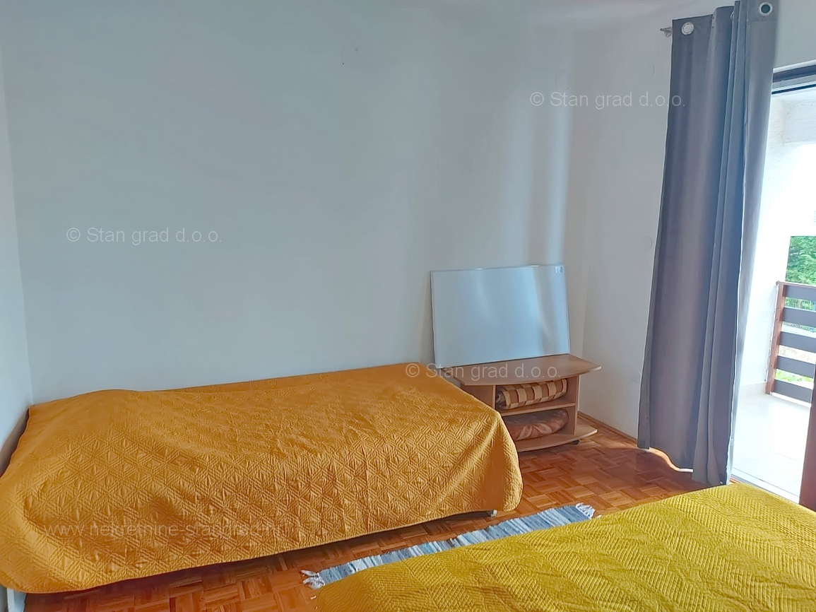 Njivice, samostojna hiša s tremi stanovanjskimi enotami in vrtom!
