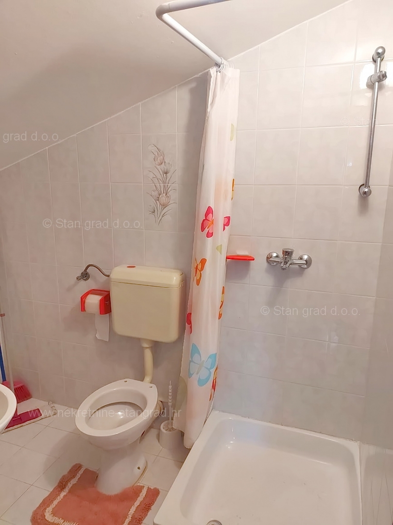 Njivice, samostojna hiša s tremi stanovanjskimi enotami in vrtom!