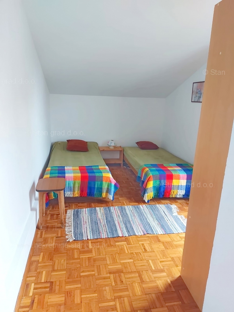 Njivice, samostojna hiša s tremi stanovanjskimi enotami in vrtom!