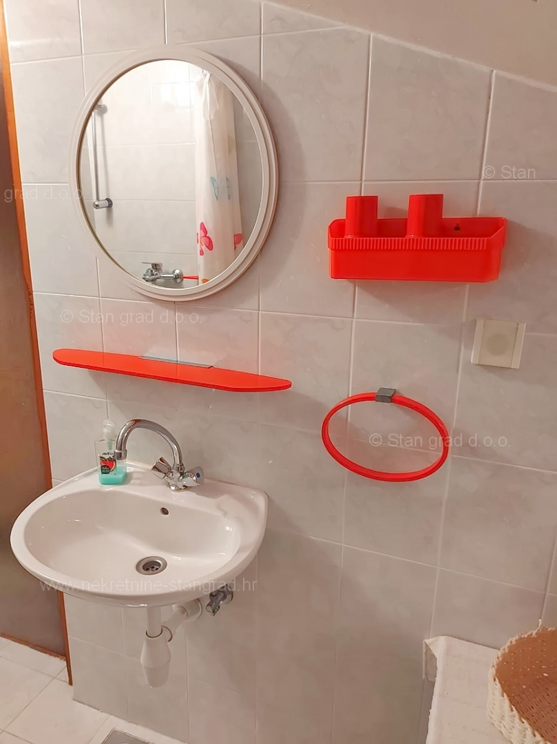 Njivice, samostojna hiša s tremi stanovanjskimi enotami in vrtom!