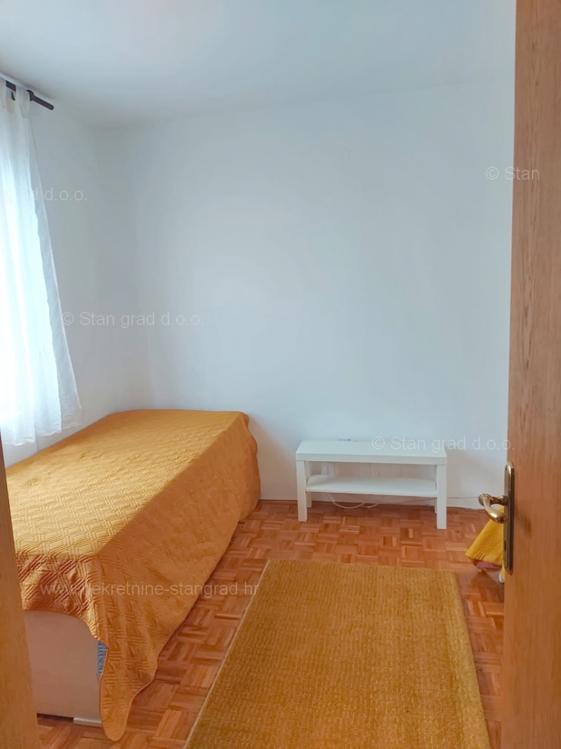 Njivice, samostojna hiša s tremi stanovanjskimi enotami in vrtom!