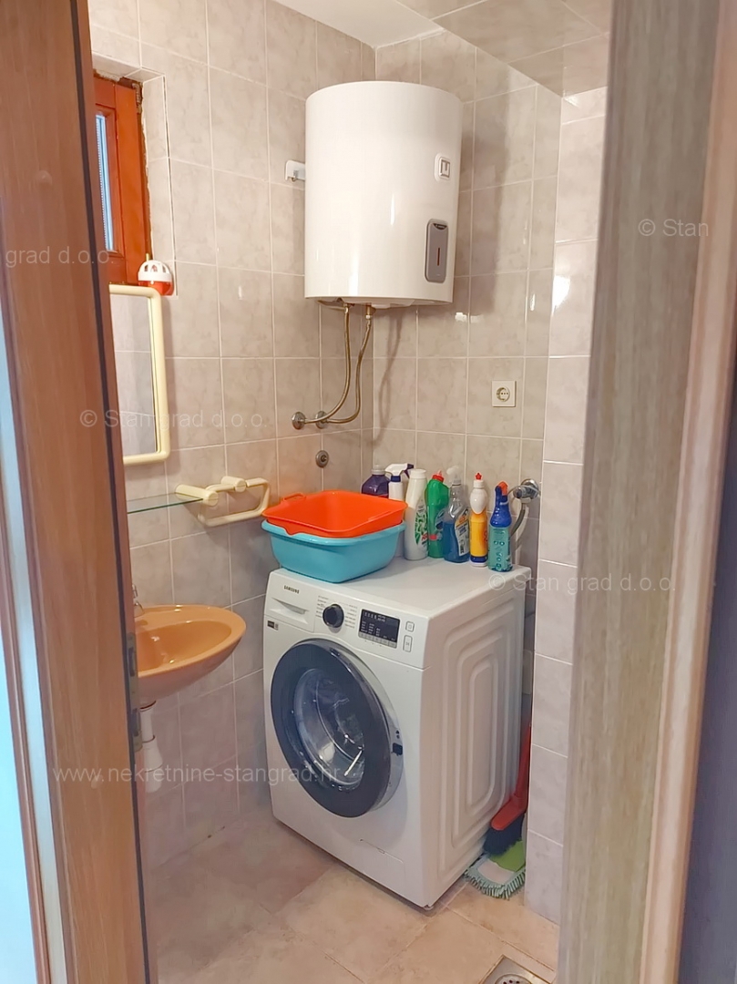 Njivice, samostojna hiša s tremi stanovanjskimi enotami in vrtom!
