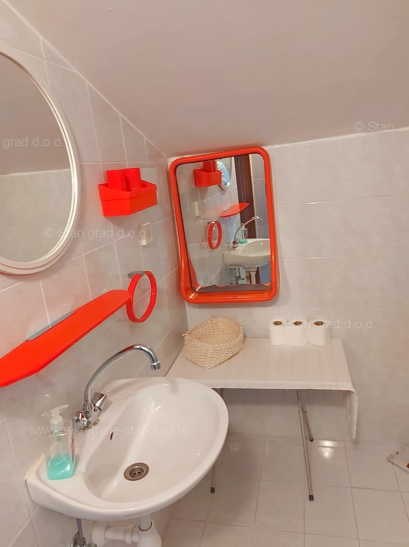 Njivice, samostojna hiša s tremi stanovanjskimi enotami in vrtom!