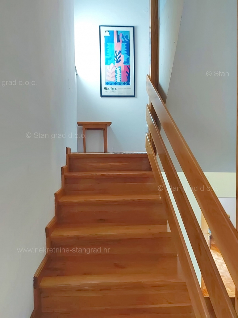 Njivice, samostojna hiša s tremi stanovanjskimi enotami in vrtom!