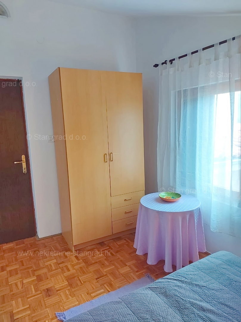 Njivice, samostojna hiša s tremi stanovanjskimi enotami in vrtom!
