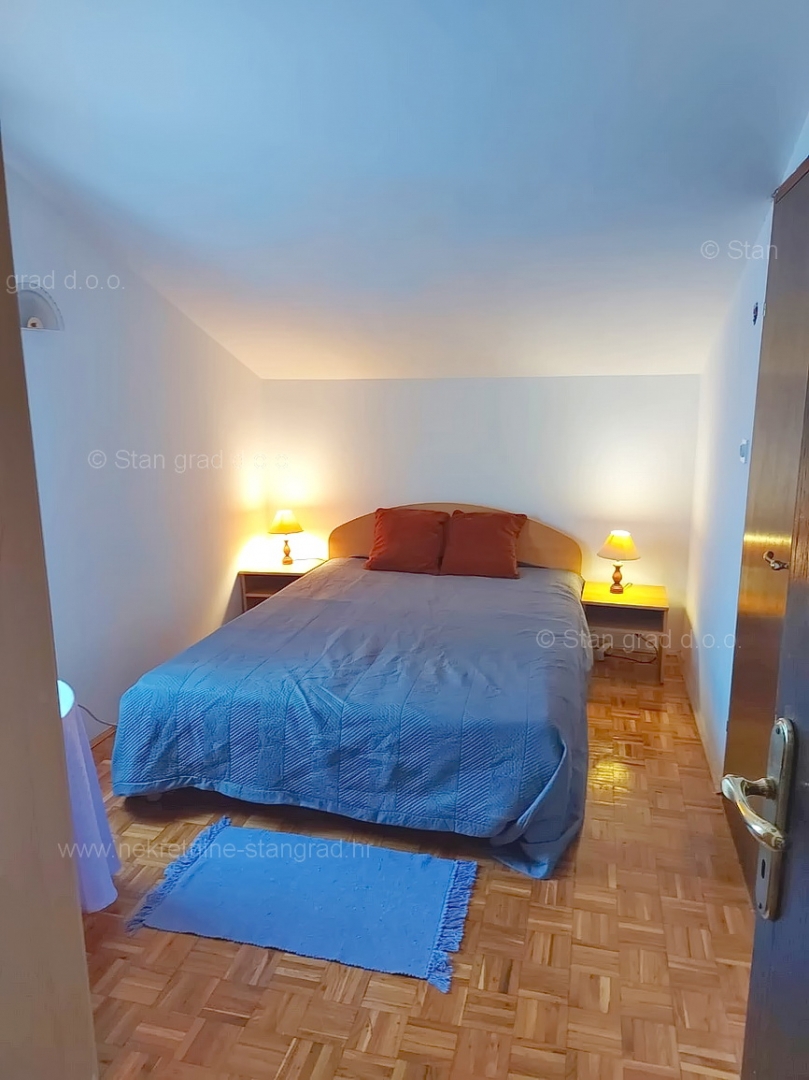 Njivice, samostojna hiša s tremi stanovanjskimi enotami in vrtom!