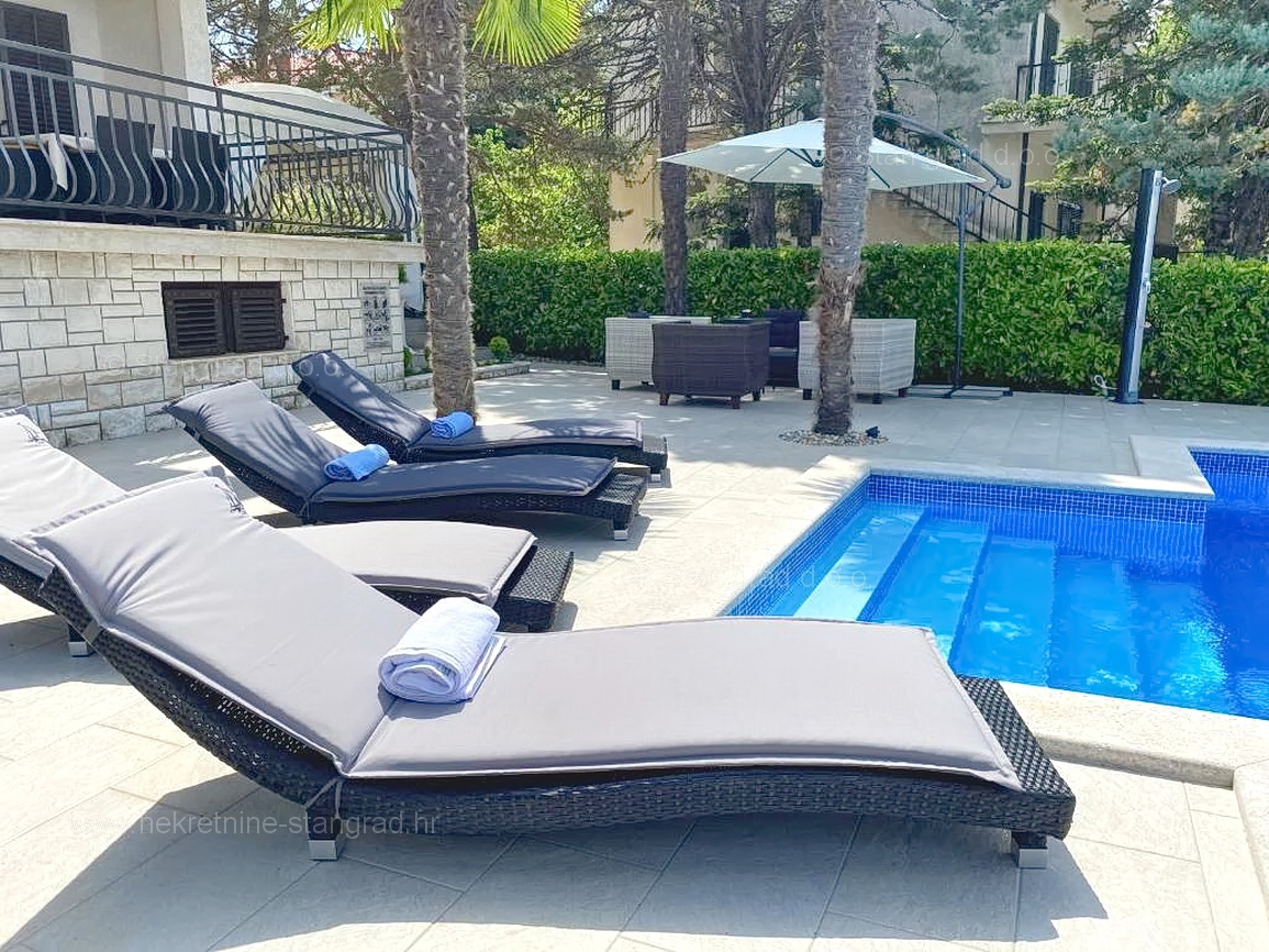 Malinska, lepa samostojna hiša z bazenom in vrtom!