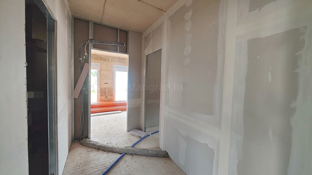 Krk, pritlični apartma v novogradnji blizu morja!