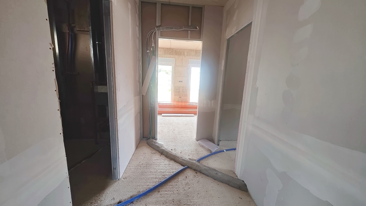 Krk, pritlični apartma v novogradnji blizu morja!