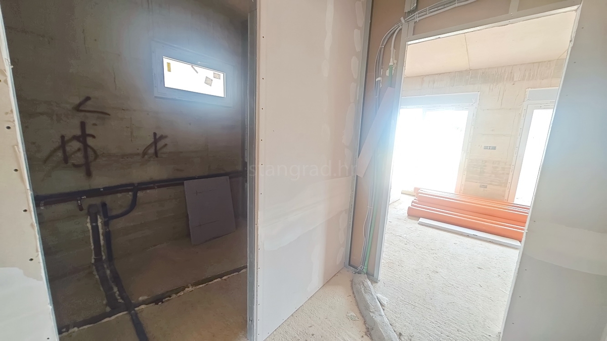 Krk, pritlični apartma v novogradnji blizu morja!