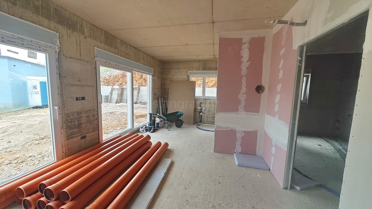 Krk, pritlični apartma v novogradnji blizu morja!