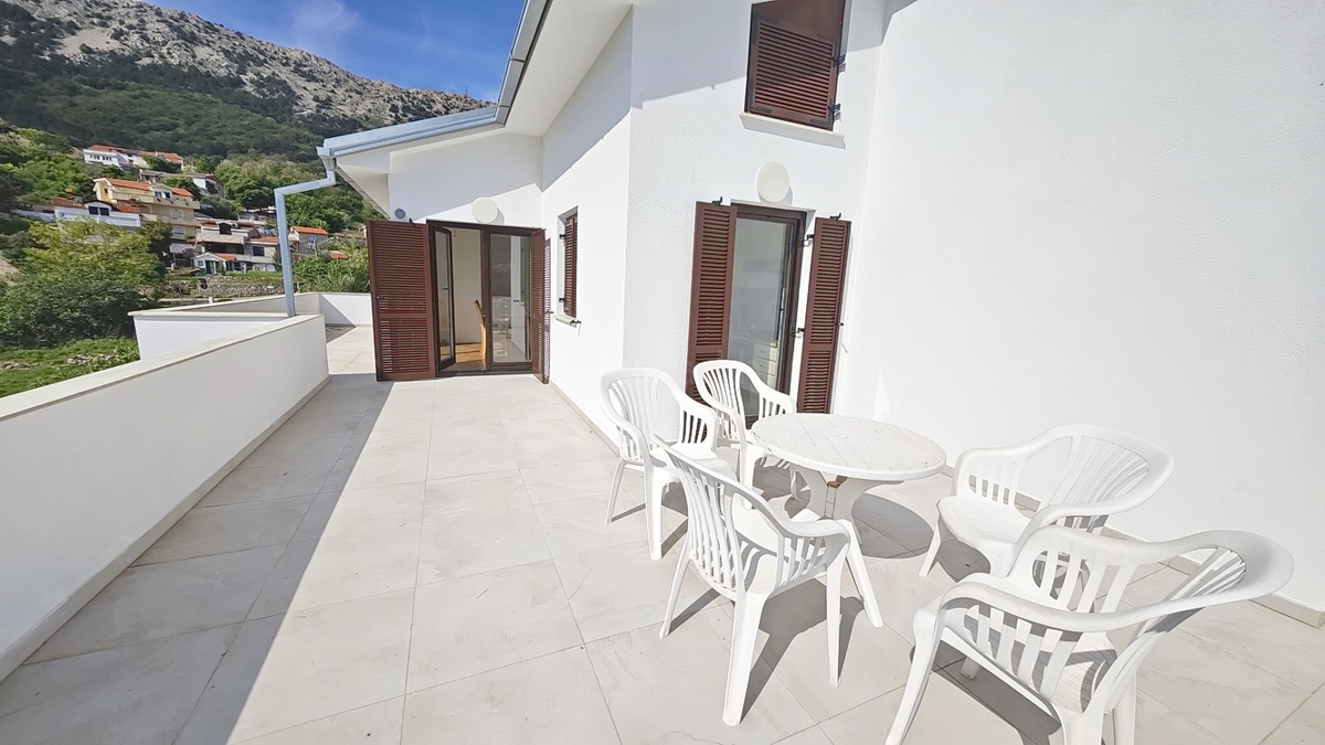 Baška, trisobno stanovanje v 1. nadstropju, mirna lokacija!