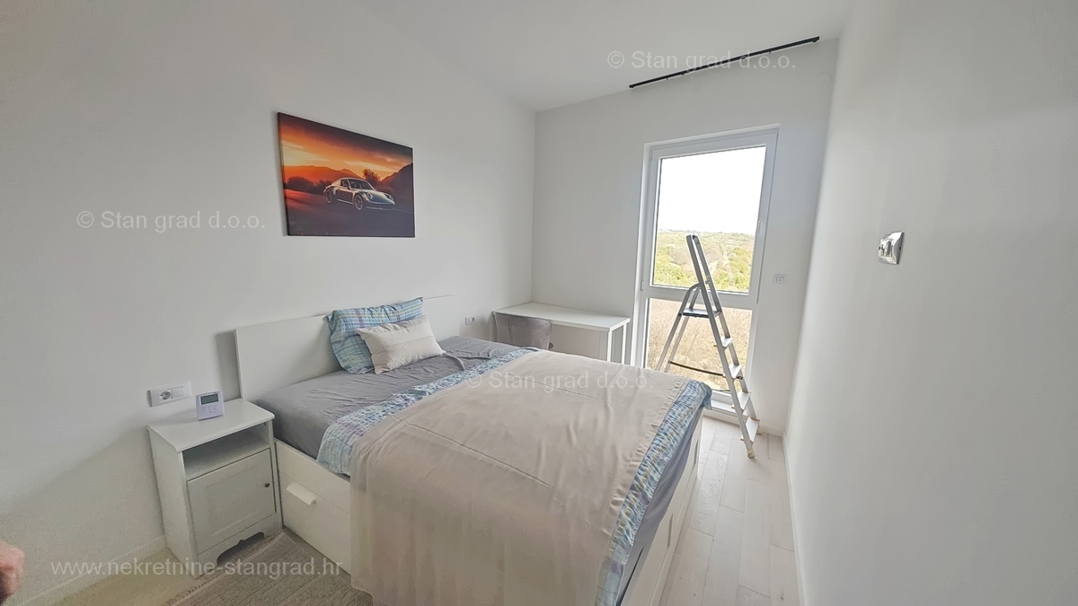 Krk, dvoetažni apartma z vrtom in pogledom na morje!