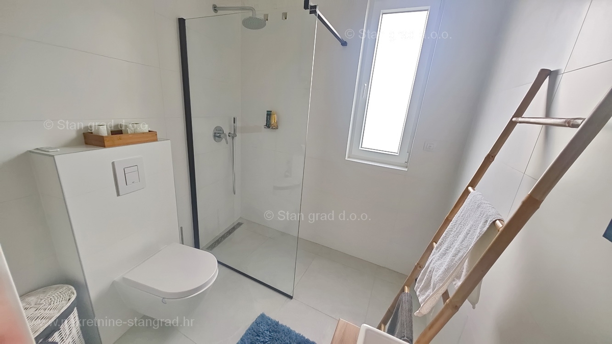 Krk, dvoetažni apartma z vrtom in pogledom na morje!
