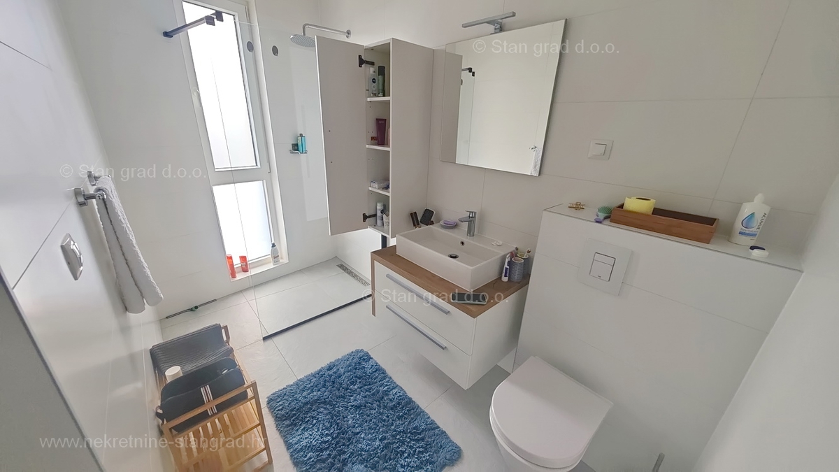 Krk, dvoetažni apartma z vrtom in pogledom na morje!