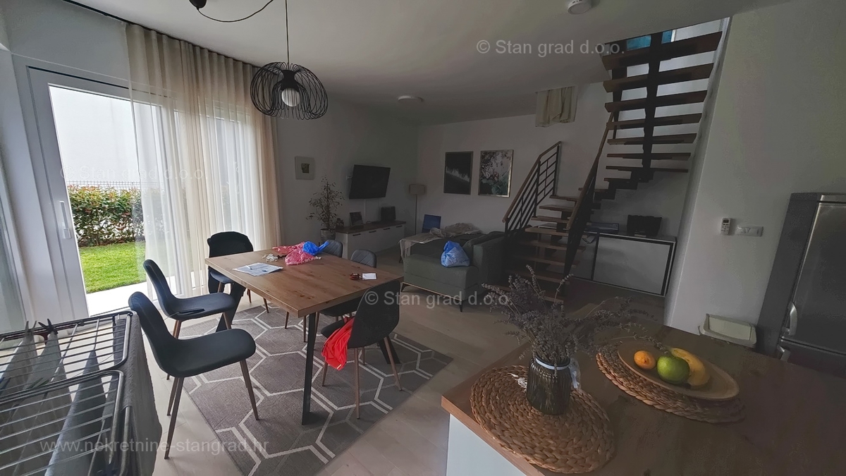 Krk, dvoetažni apartma z vrtom in pogledom na morje!