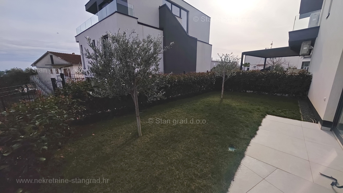 Krk, dvoetažni apartma z vrtom in pogledom na morje!