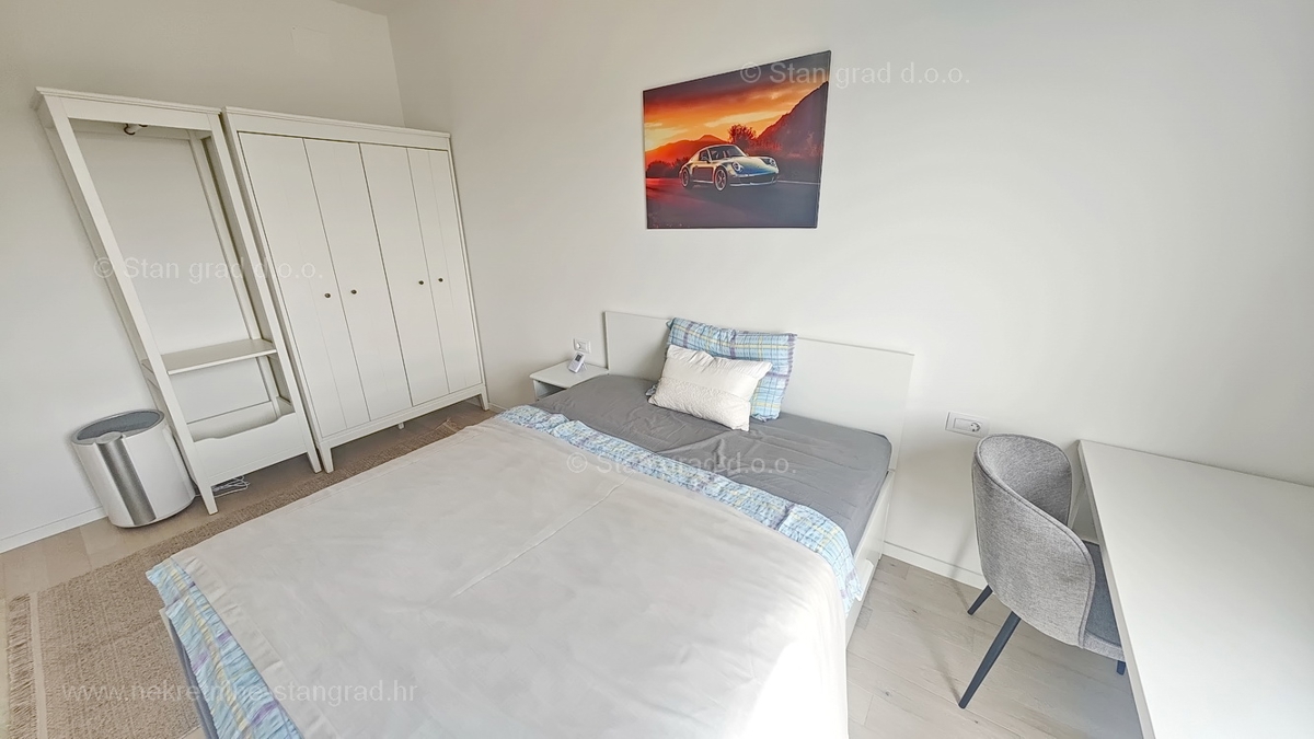 Krk, dvoetažni apartma z vrtom in pogledom na morje!