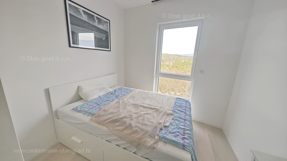 Krk, dvoetažni apartma z vrtom in pogledom na morje!