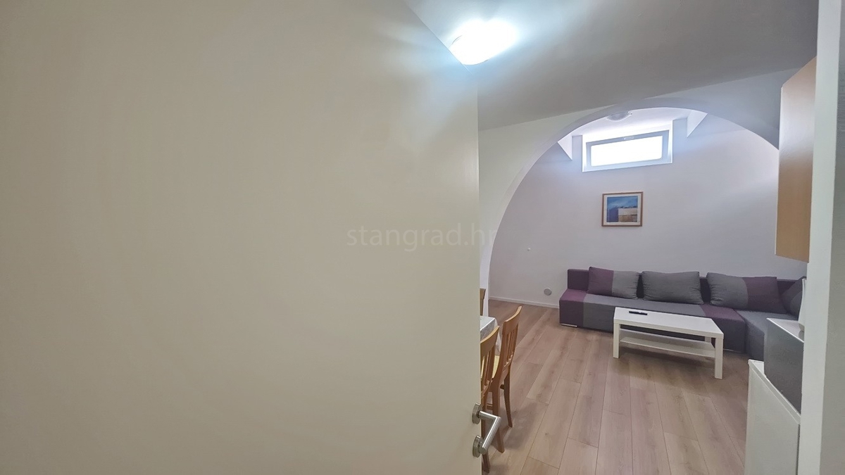 Malinska, opremljeno enosobno stanovanje na odlični lokaciji!