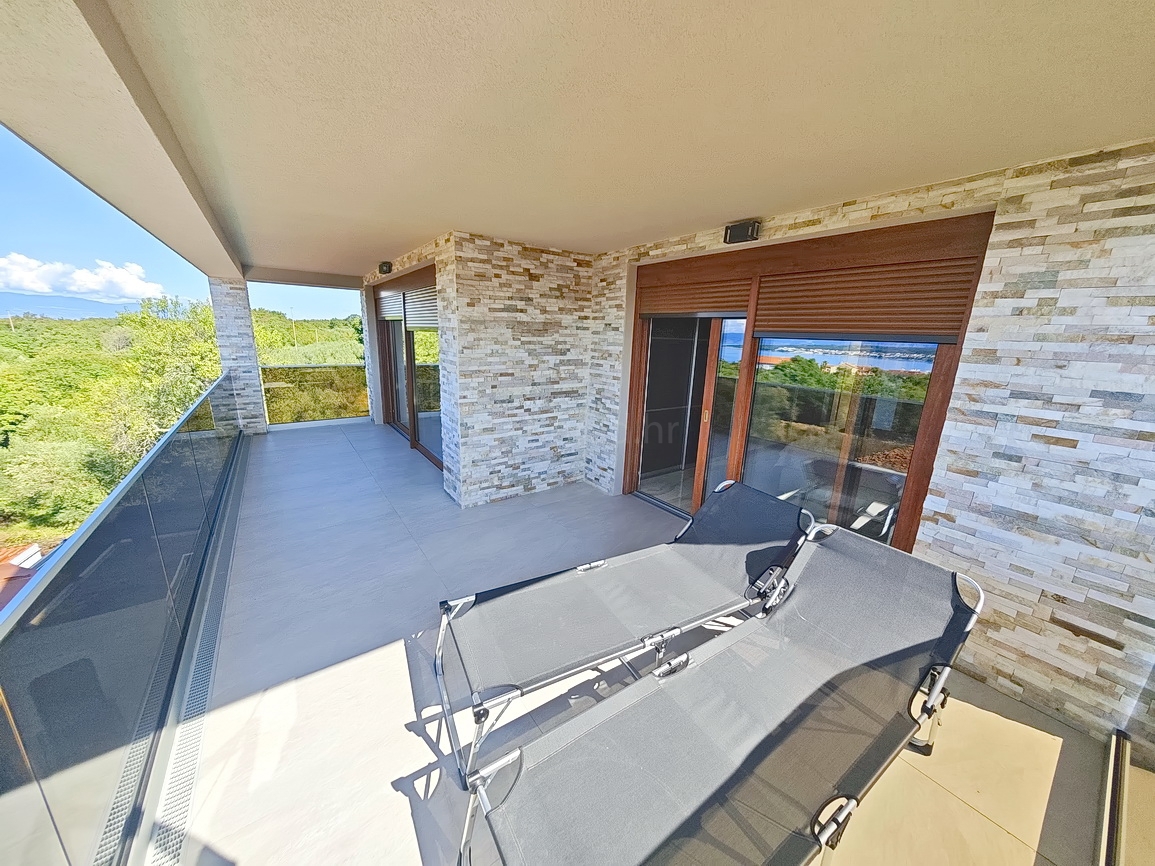 Malinska, moderna vila z bazenom na mirni lokaciji!