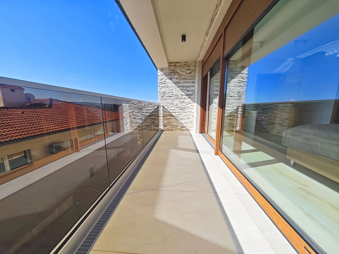 Malinska, moderna vila z bazenom na mirni lokaciji!