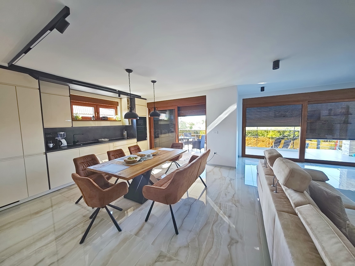 Malinska, moderna vila z bazenom na mirni lokaciji!