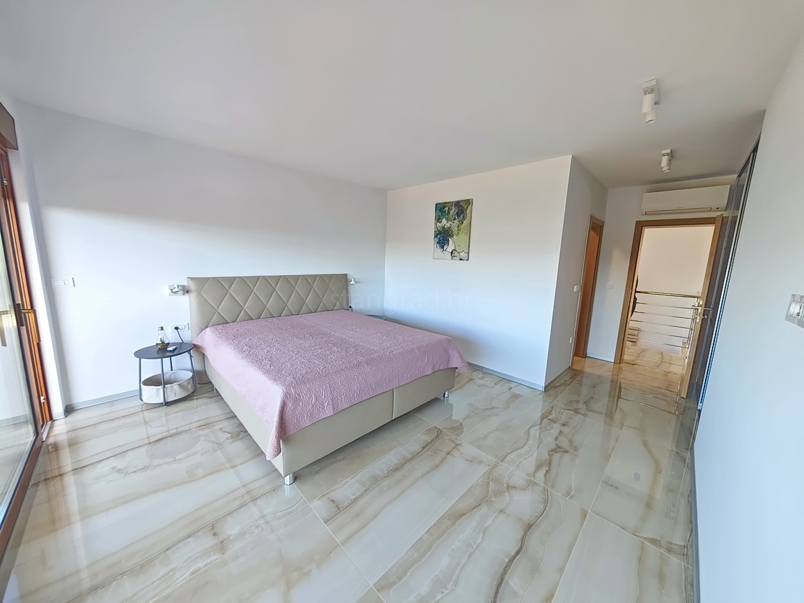 Malinska, moderna vila z bazenom na mirni lokaciji!