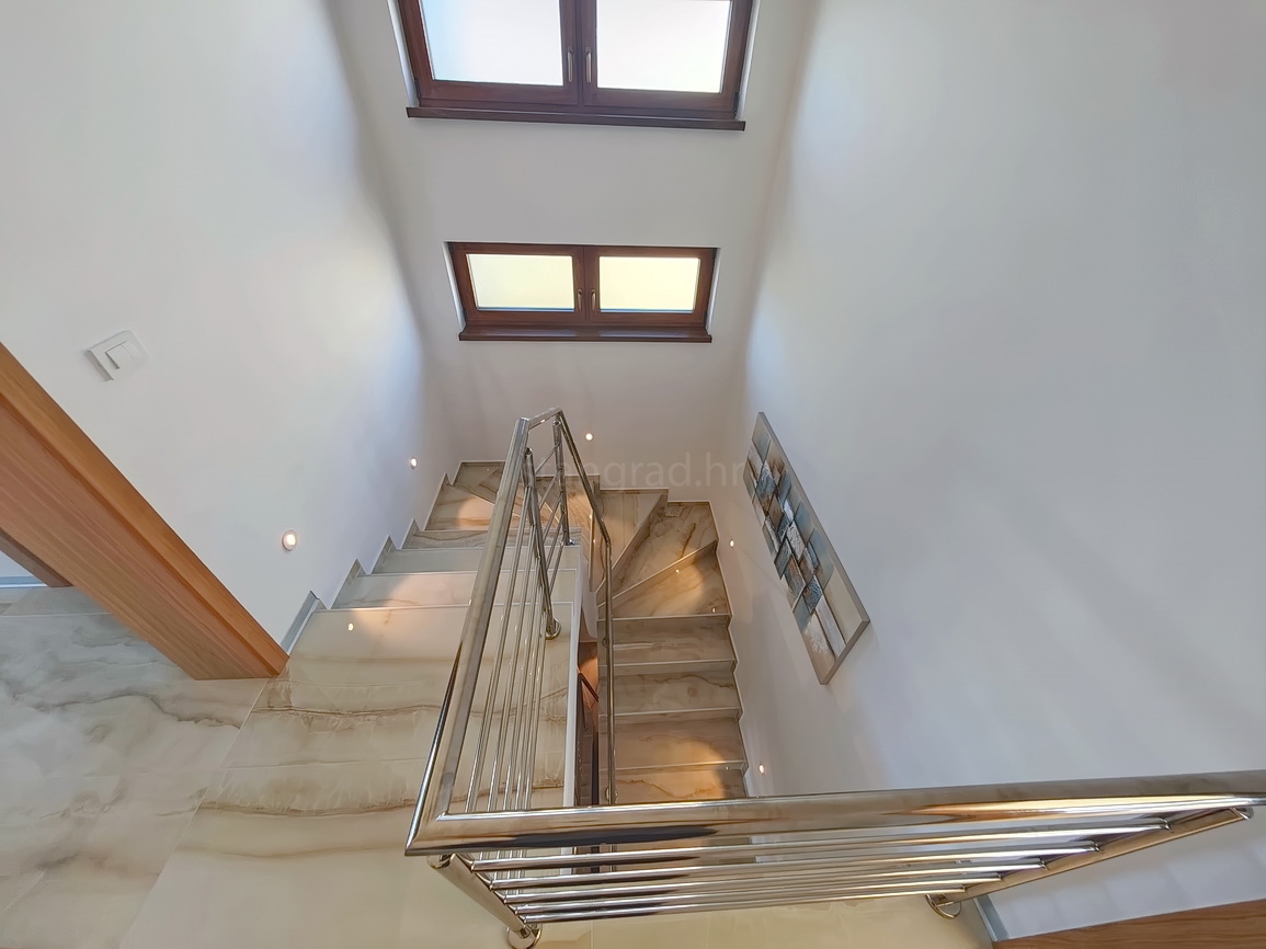 Malinska, moderna vila z bazenom na mirni lokaciji!