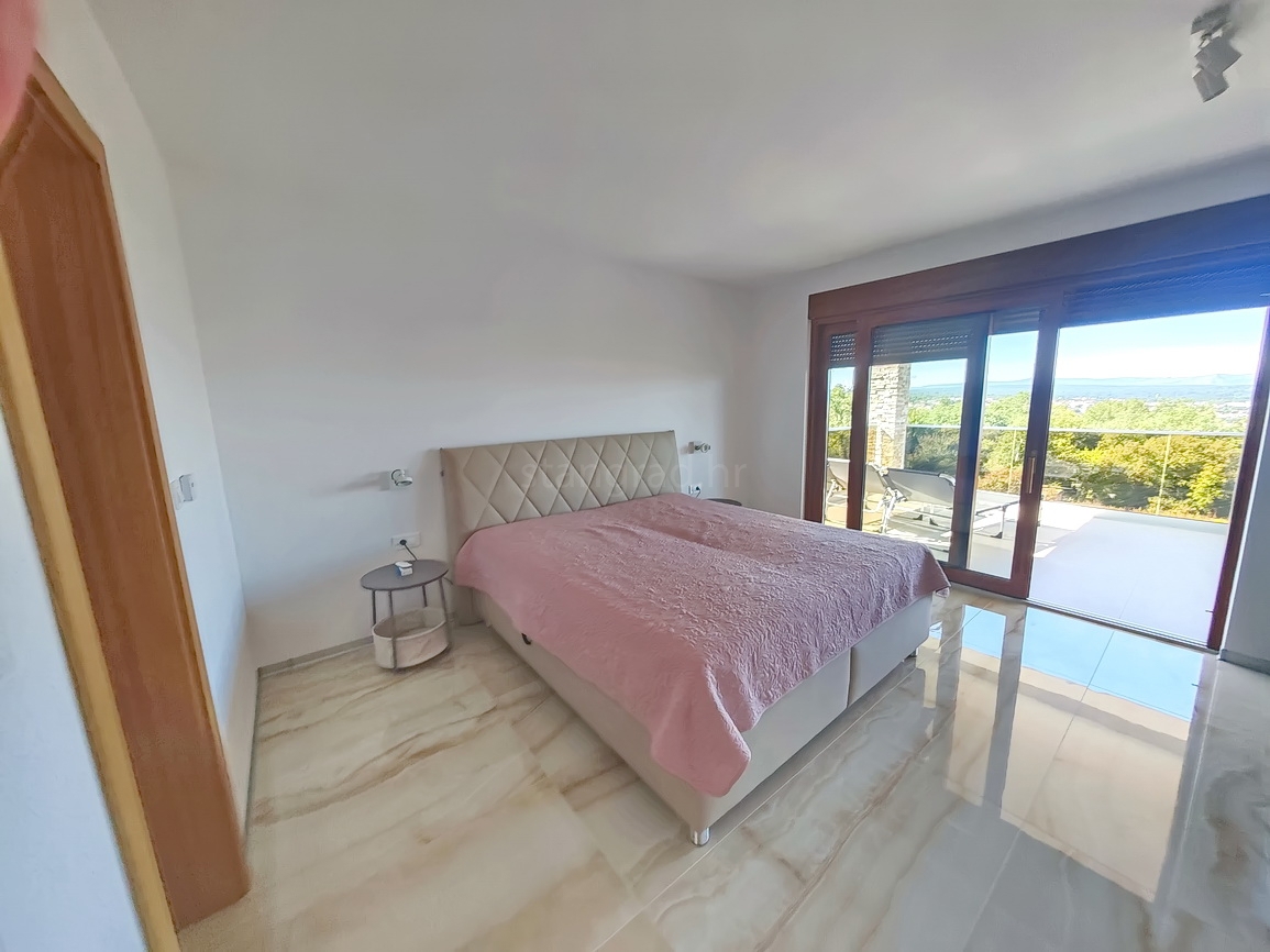 Malinska, moderna vila z bazenom na mirni lokaciji!