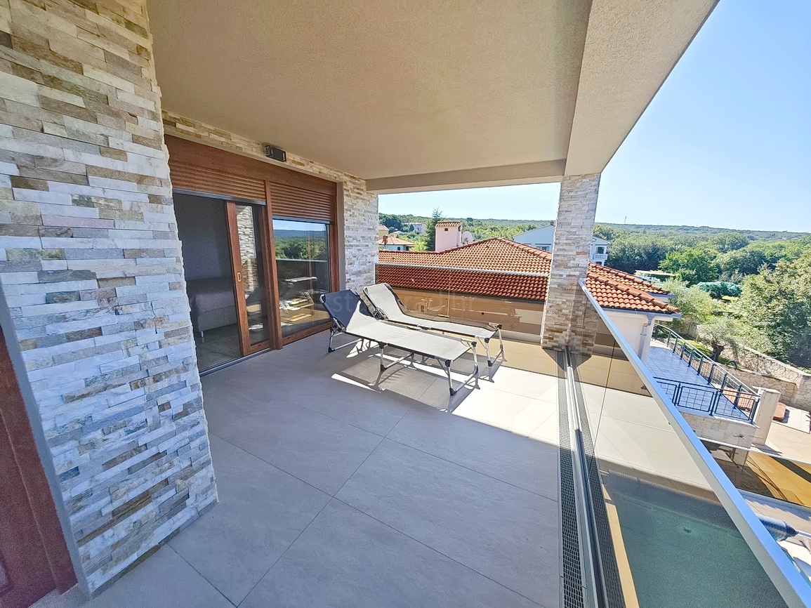 Malinska, moderna vila z bazenom na mirni lokaciji!