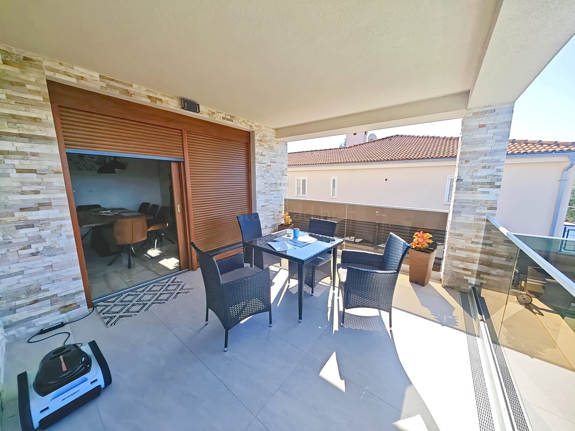 Malinska, moderna vila z bazenom na mirni lokaciji!