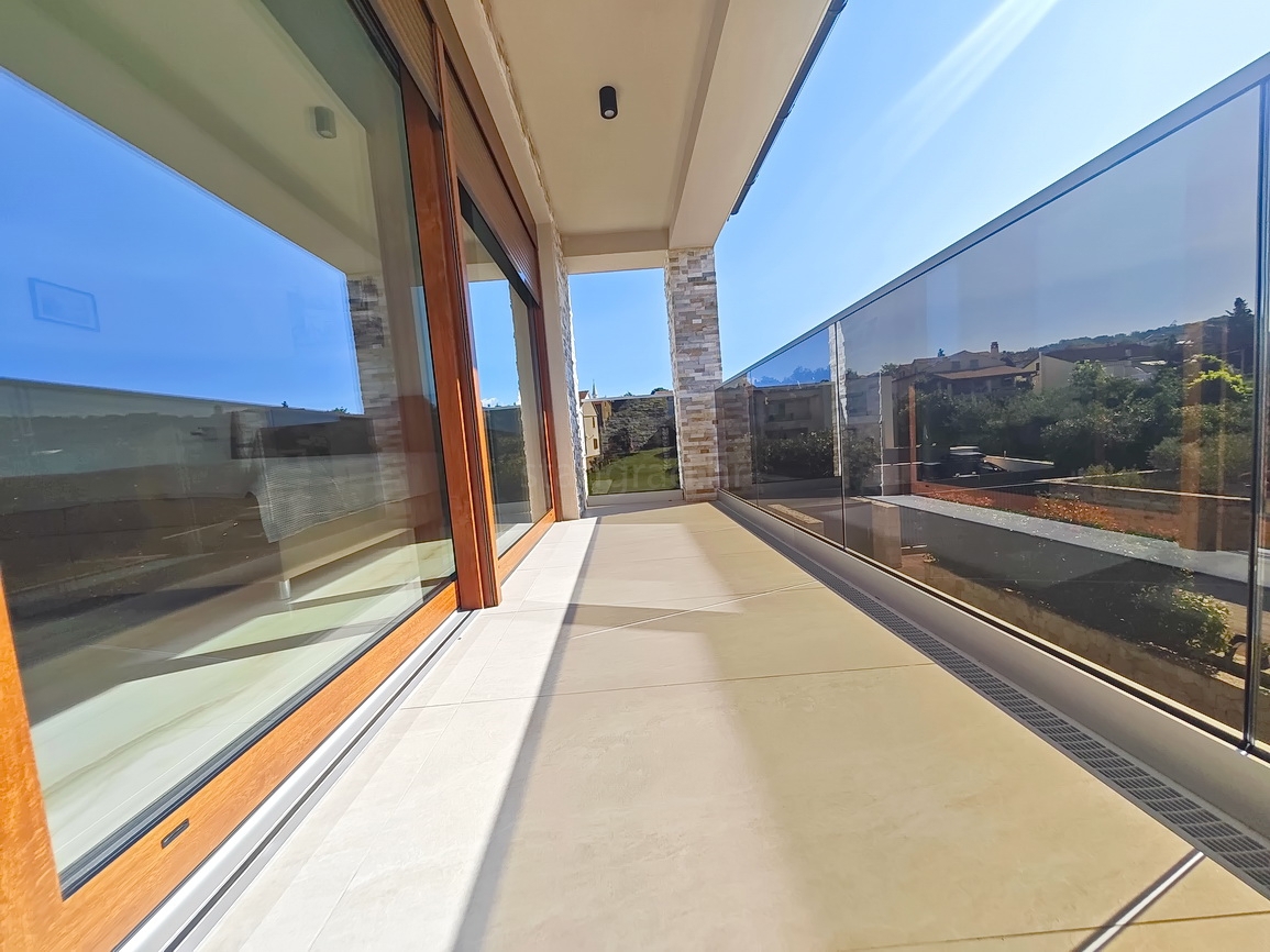 Malinska, moderna vila z bazenom na mirni lokaciji!