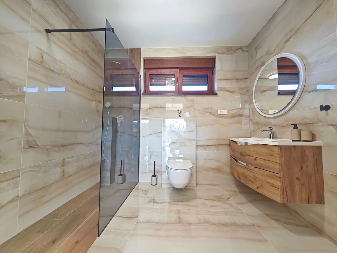 Malinska, moderna vila z bazenom na mirni lokaciji!