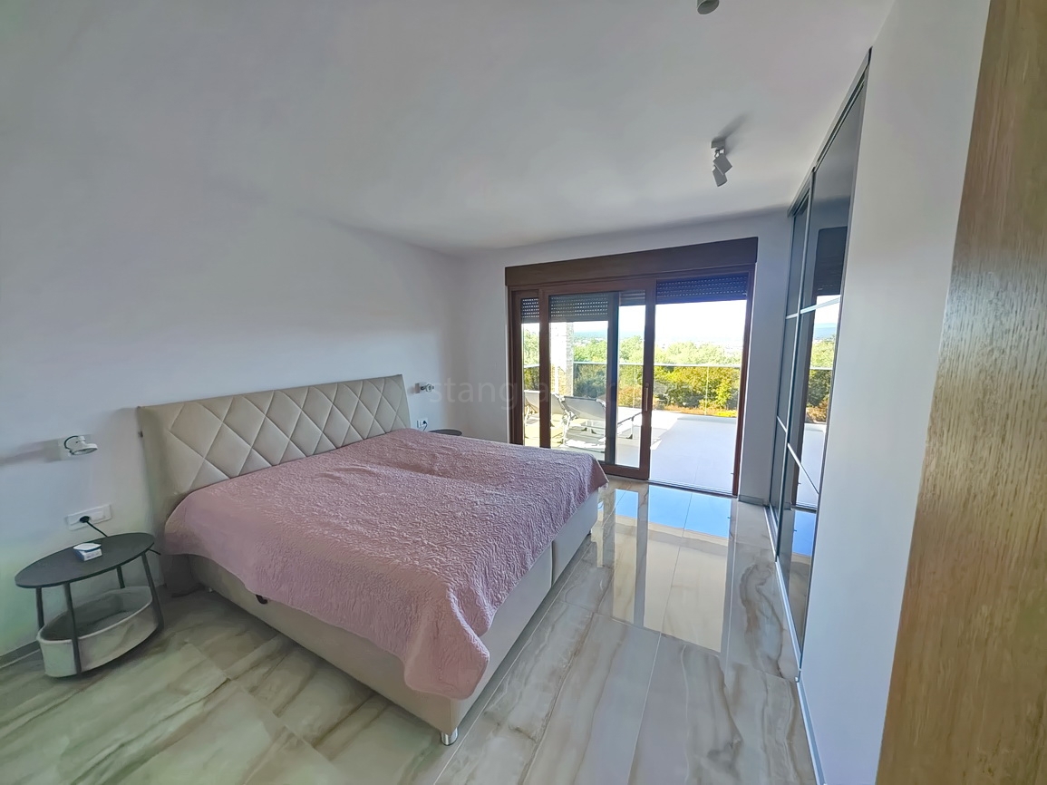 Malinska, moderna vila z bazenom na mirni lokaciji!