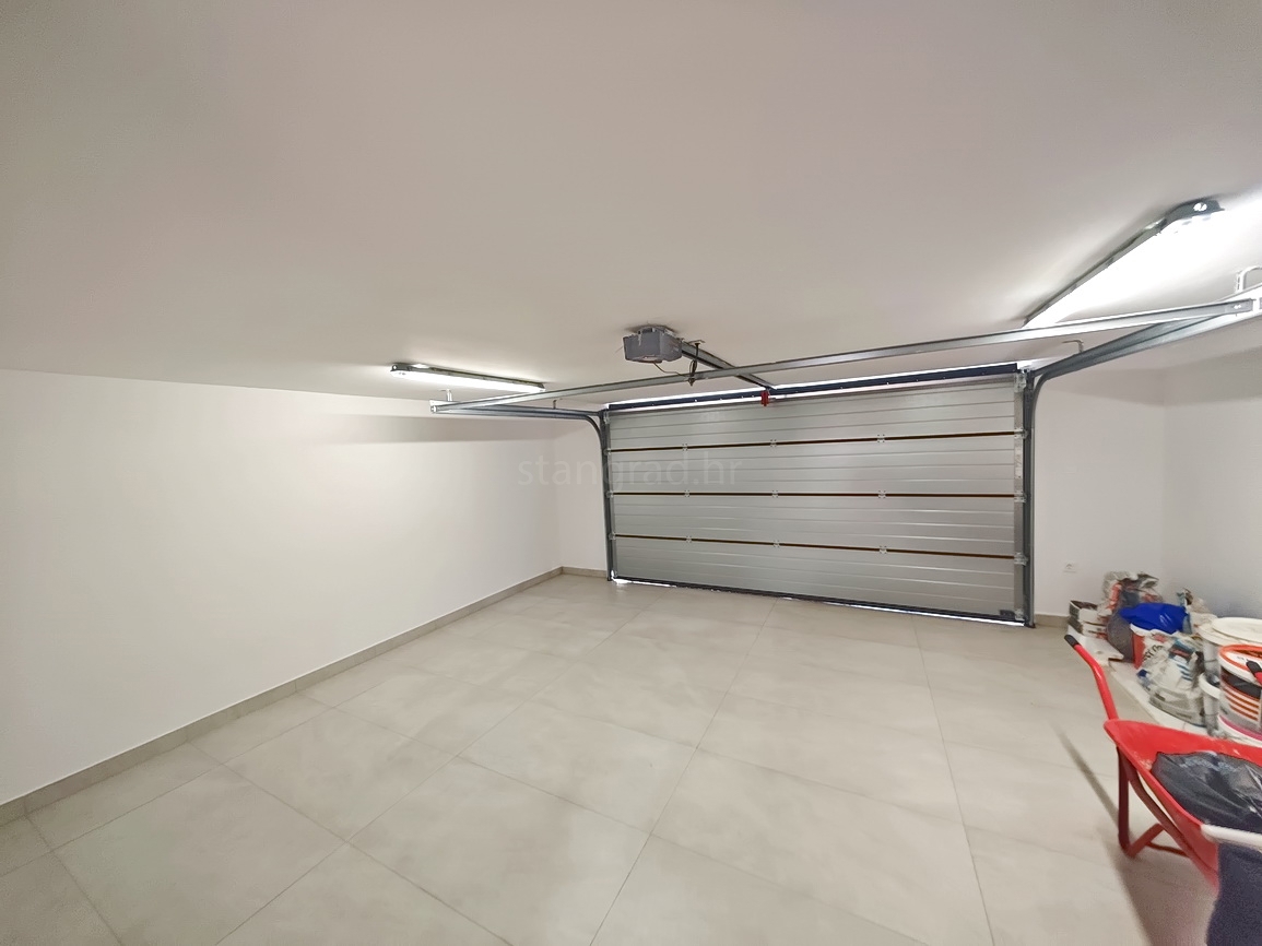 Malinska, moderna vila z bazenom na mirni lokaciji!