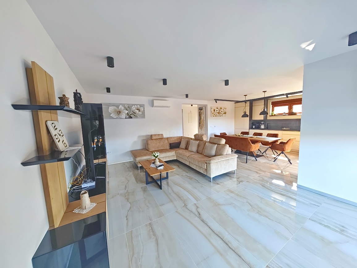 Malinska, moderna vila z bazenom na mirni lokaciji!