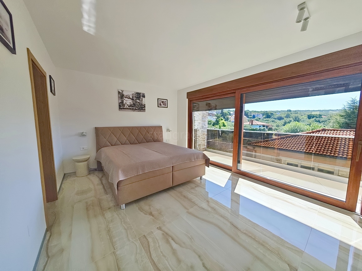 Malinska, moderna vila z bazenom na mirni lokaciji!