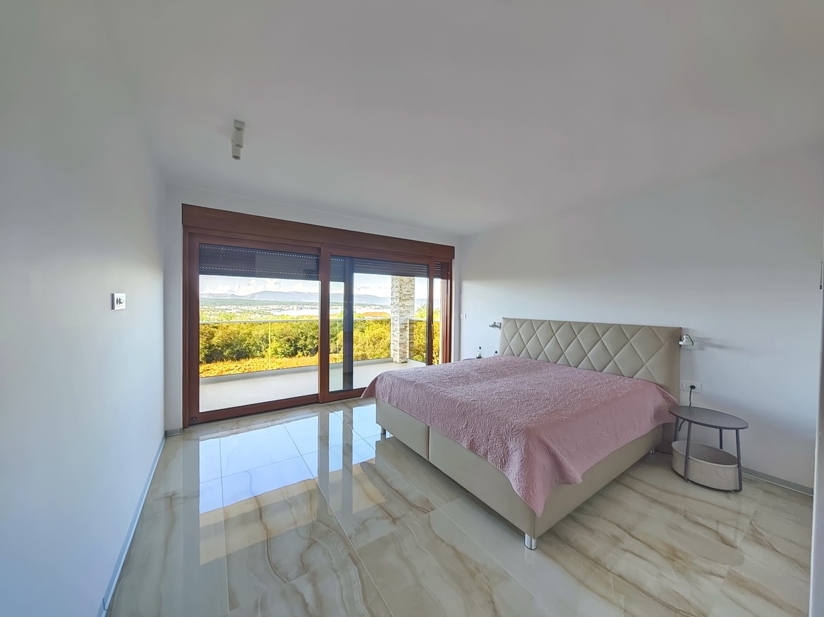 Malinska, moderna vila z bazenom na mirni lokaciji!