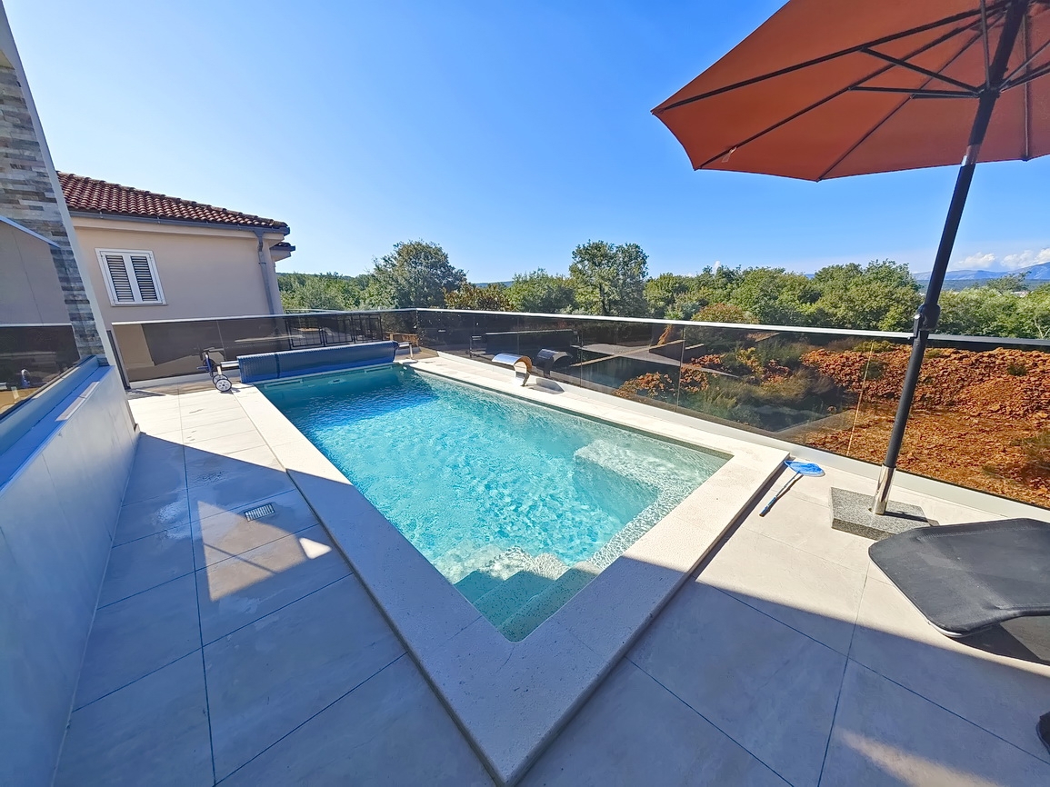 Malinska, moderna vila z bazenom na mirni lokaciji!