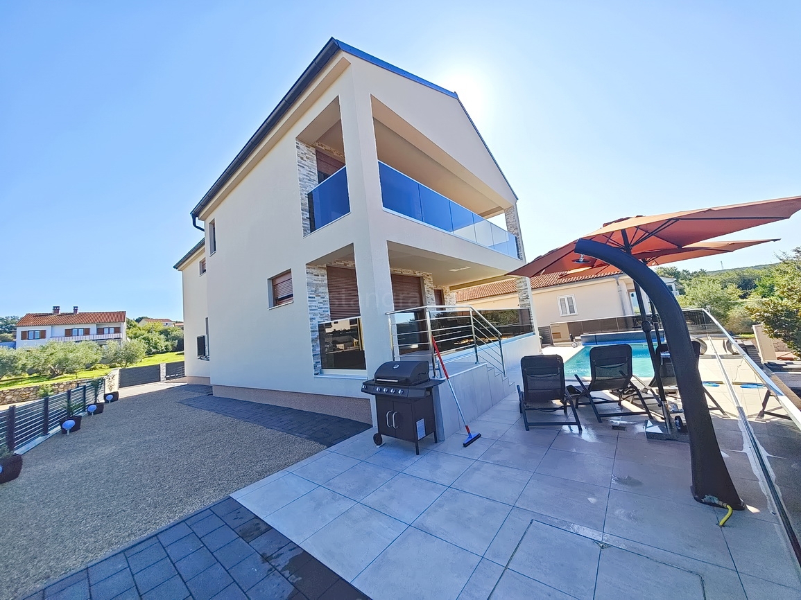 Malinska, moderna vila z bazenom na mirni lokaciji!