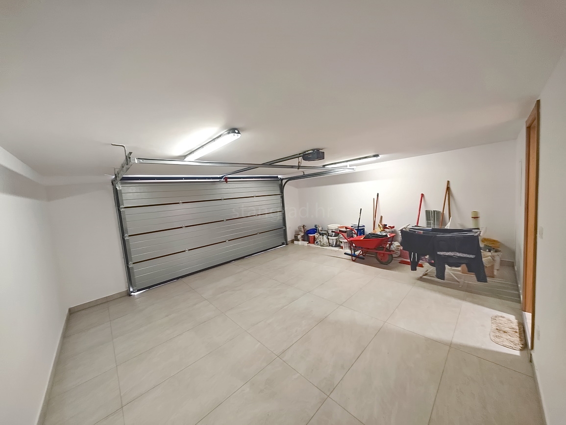 Malinska, moderna vila z bazenom na mirni lokaciji!