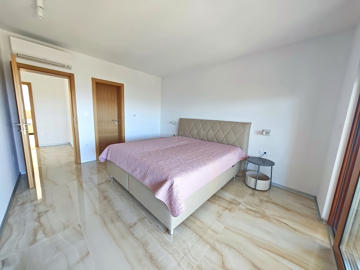 Malinska, moderna vila z bazenom na mirni lokaciji!