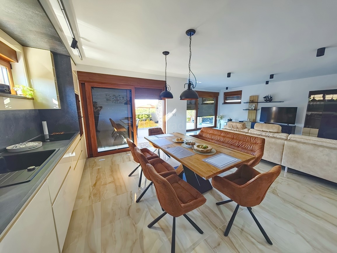 Malinska, moderna vila z bazenom na mirni lokaciji!