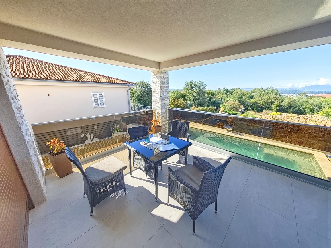 Malinska, moderna vila z bazenom na mirni lokaciji!