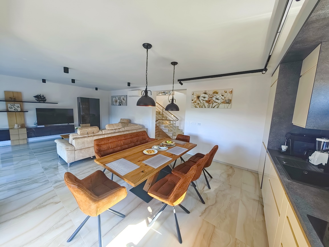 Malinska, moderna vila z bazenom na mirni lokaciji!