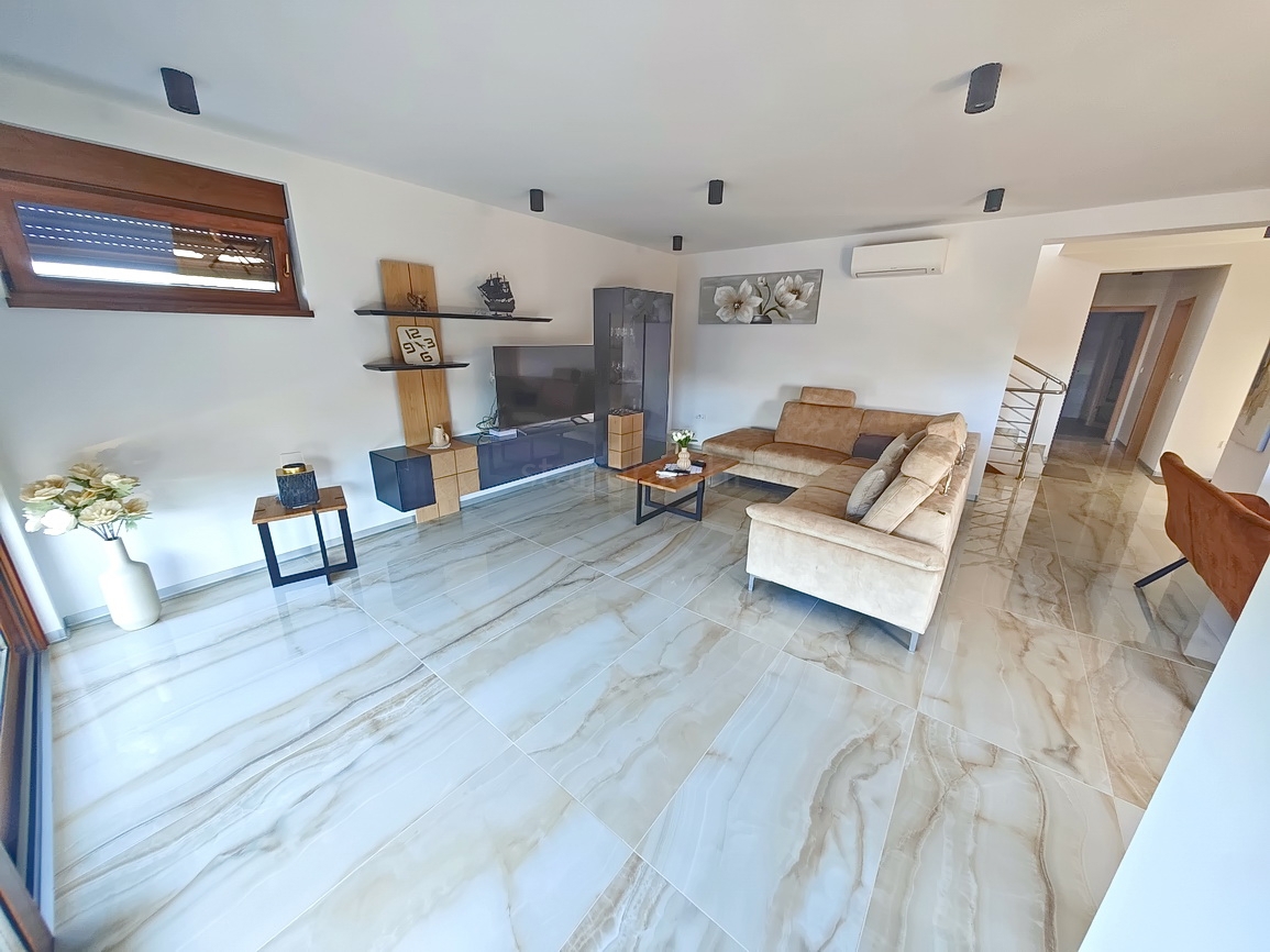 Malinska, moderna vila z bazenom na mirni lokaciji!