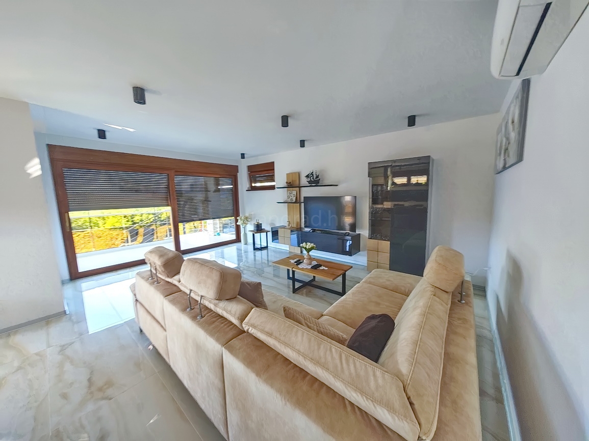 Malinska, moderna vila z bazenom na mirni lokaciji!